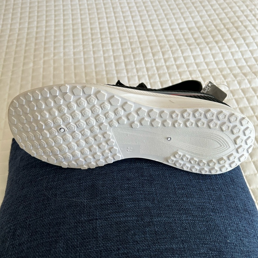 Men’s black tennis shoes by Hind red and white accents just to add little flair - Picture 4 of 6
